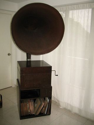 EXPERT Senior with record cabinet